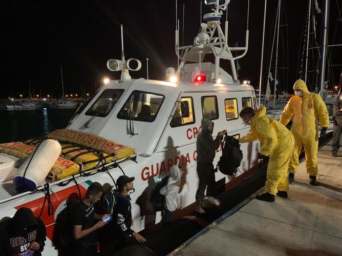 La Guardia Costiera Soccorre 26 Persone Su Un Imbarcazione A Largo Di