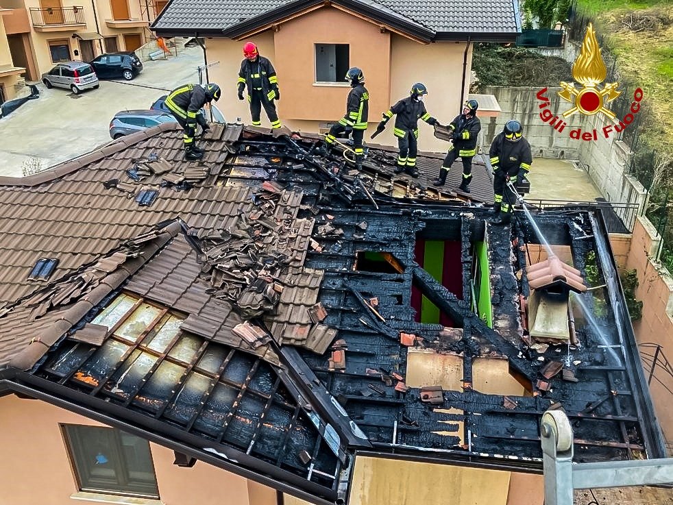 Montalto Incendio Sul Tetto Di Una Villetta Corriere Della Calabria