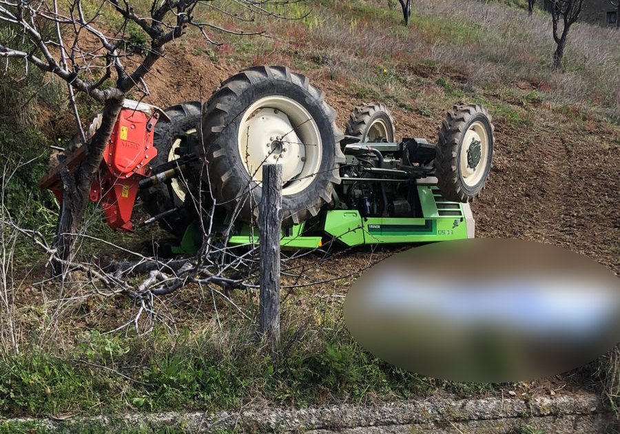 Incidente In Campagna Agricoltore Muore Schiacciato Dal Trattore Nel