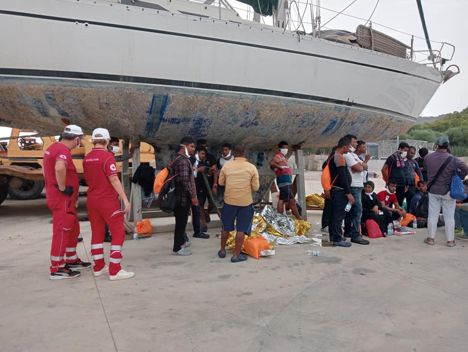 Nuovo Sbarco A Roccella Jonica Migranti Soccorsi Dalla Guardia Costiera