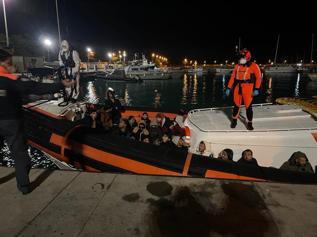 Salvati Dalla Guardia Costiera Circa Migranti In Arrivo A Roccella