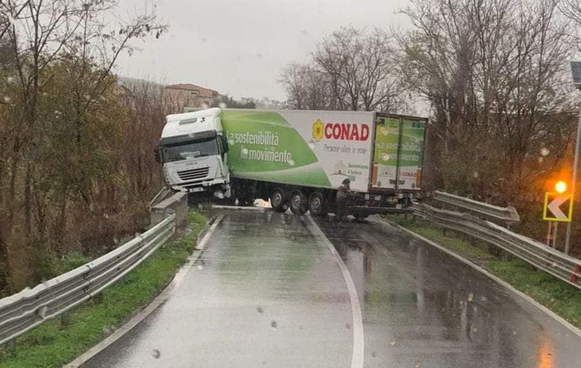 Tir Di Traverso A Cariati Bloccata La Ss 106 VIDEO