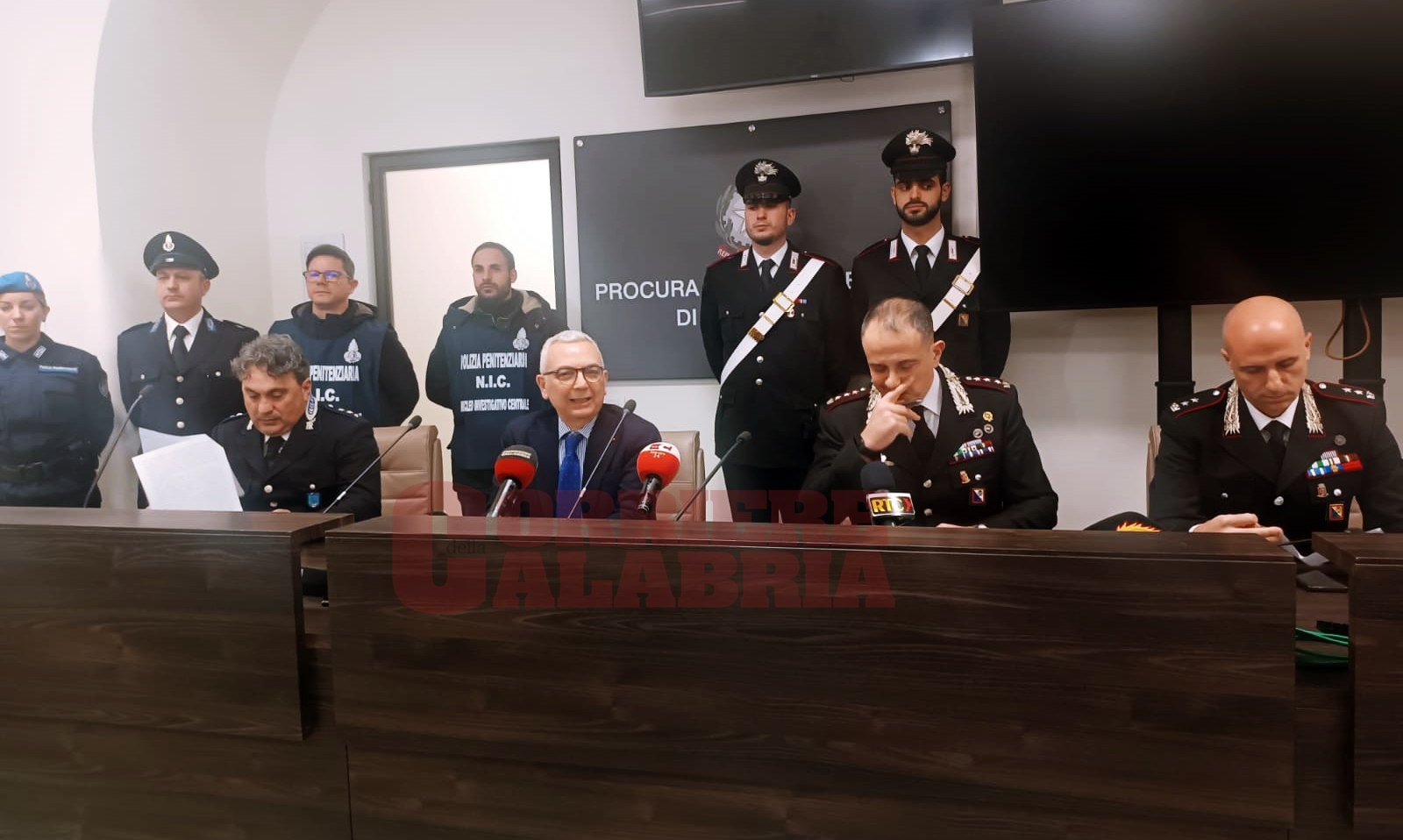 Cellulari E Droga Nel Carcere Di Catanzaro Arrestati Agenti