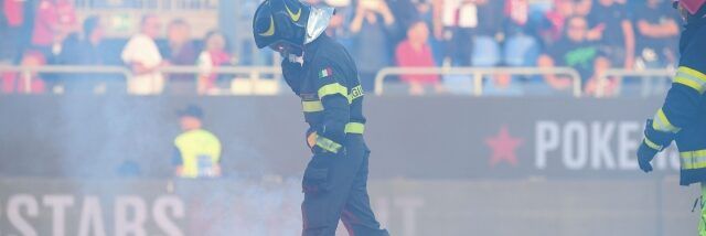 Lancio di fumogeni tra le curve in Cagliari-Napoli, steward ferito