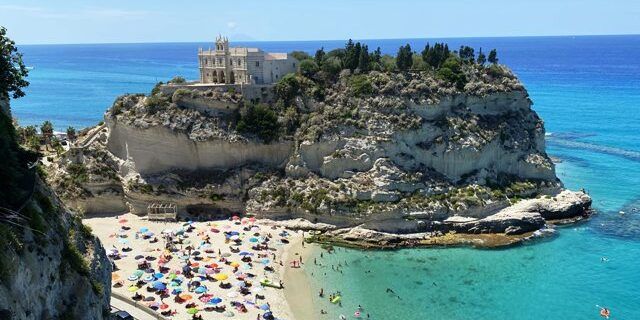 Calabria sferzata dal caldo domani 46 gradi a Tropea venerd