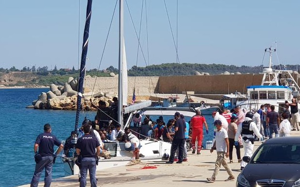 Migranti, in 97 sbarcano a Isola Capo Rizzuto - Corriere della Calabria