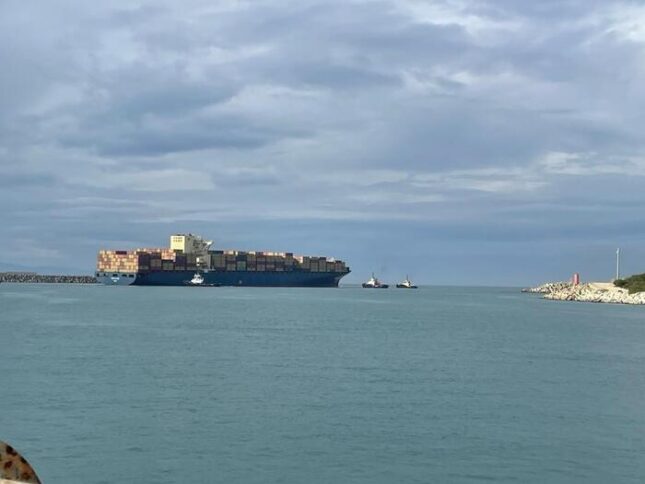 Porto di Gioia Tauro, una nave portacontainer in uscita urta il molo: nessun ferito