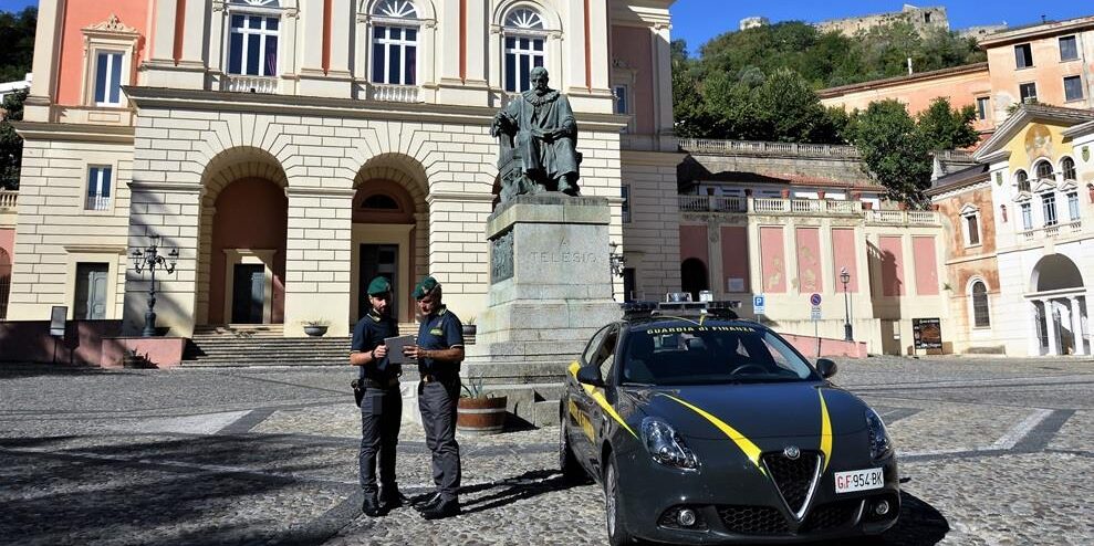 Smartphone invece che libri con la carta docente, accusato un  imprenditore cosentino - Gazzetta del Sud