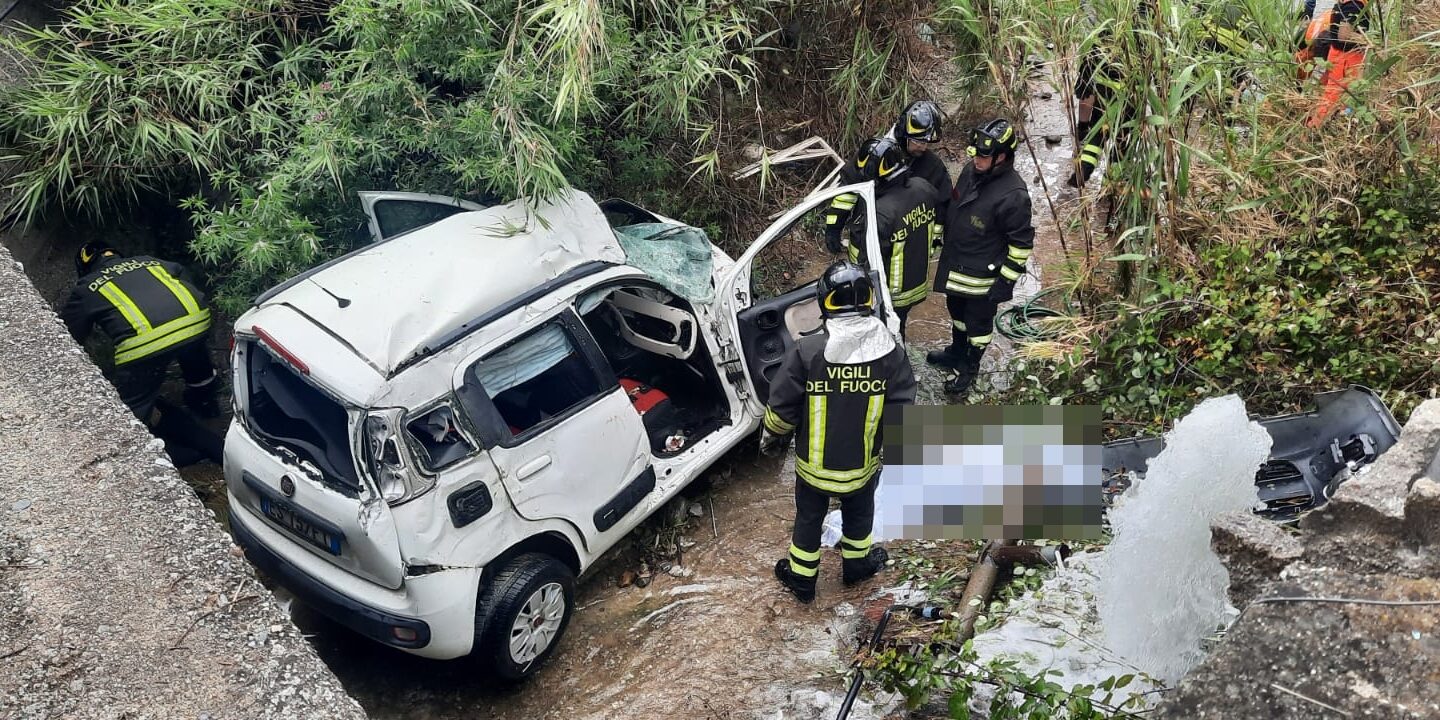 Auto in un dirupo nella Locride, famiglia distrutta: morti madre e due  figli - FOTO