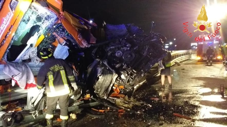 Tir Carico Di Angurie Si Ribalta In Autostrada Conducente Estratto