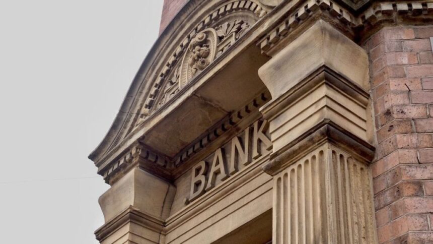 I direttori di banca a disposizione della ‘Ndrangheta. «Rischiano il licenziamento, ma i clan li coprono di soldi»