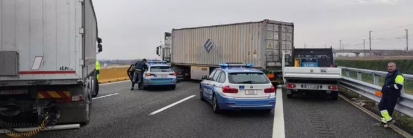 Tir Di Traverso Sull'A4, Tentata Rapina A Un Portavalori