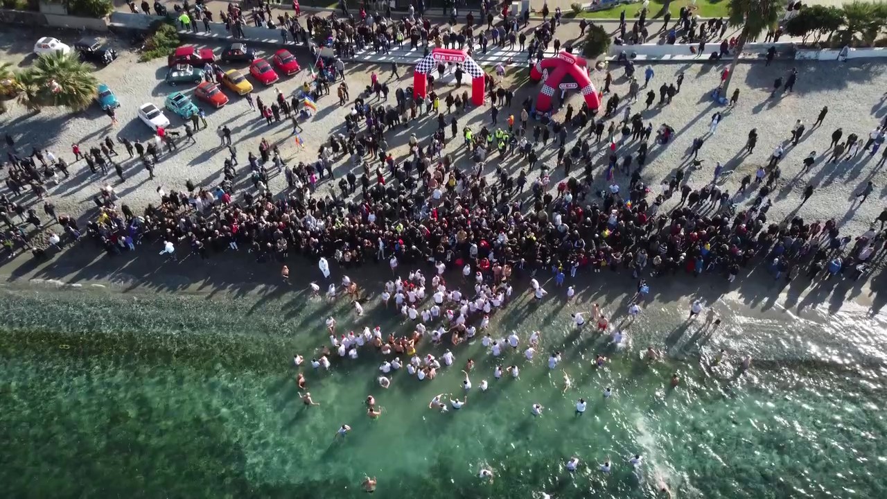 Reggio Calabria Invasione Sul Lungomare Per Il Tradizionale Tuffo Di Capodanno Video